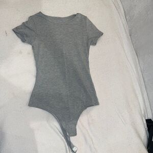 Prettylittlething bodysuit size 0 gray tee shirt sleeve t shirt